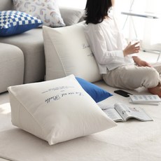 BELLELIFE 字母刺繡三角靠墊 含枕芯, 白色