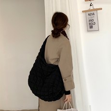 PEONIST 大尺寸泡泡絎縫雲朵包, 黑色