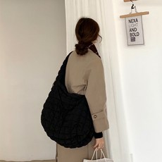 Daily25 Oversize絎縫斜揹包, 黑色