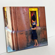 HTP 觸摸磁磚牆的幼童 C1419