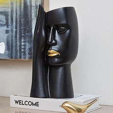 金色邊框人臉花器, 黑色