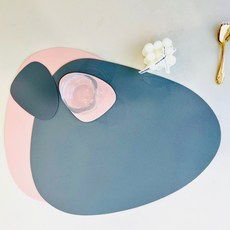 JSMOM 雙面皮革鵝卵石餐墊 2入 + 杯墊 2入 組, 餐墊(44 x 37 cm), 杯墊(13.4 x 10 cm), 粉紅色 + 深灰色