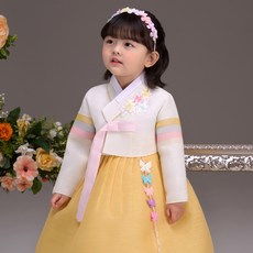 The Yeh 韓服女孩的 Saetbyeolminah 韓服套裝