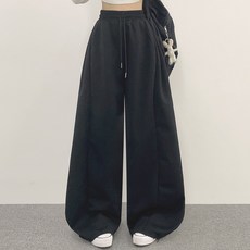 With Huilin 女款 Nana 側邊細褶寬版運動鬆緊帶短褲