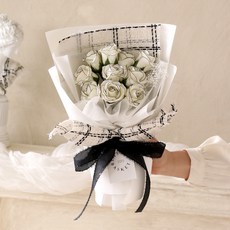 Scent Basket 粗花呢線條香皂花玫瑰花束, 白色