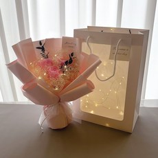 LOVELY FARM 永恆不變的美麗 永生花玫瑰滿天星混合花束 + LED燈泡組 + 提袋, 粉紅色, 1個