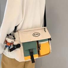 INFIOUS Effie 口袋斜背郵差包 + 玩偶鑰匙圈, 白色