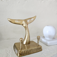 Kuching island. 招財黃金鯨魚尾巴手工名片座, 金色