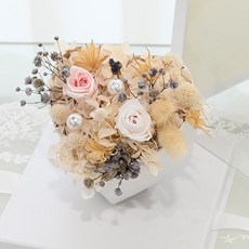 Garden in the City 永生花可愛心形中心擺飾, 奶油色