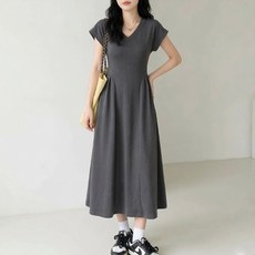 I CAN SIMPLE 女款V領短袖A字寬鬆簡約日常長版連身裙