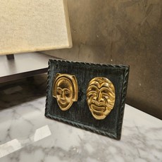 Kuching island. 河回面具黃銅鑄物喬遷傳統工藝畫框, 青銅