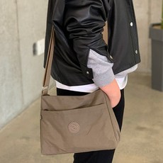 CCREANG 女用輕量中型斜揹包 K03, 棕色