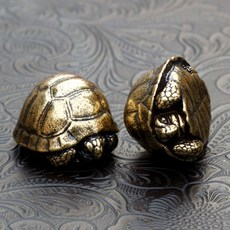 庫欽島 防三災 辟邪 黃金烏龜裝飾品 2入, 混合色