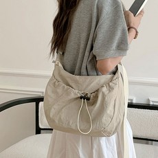 MissBaek Dorothy尼龍抽繩抓皺斜背包, 米色