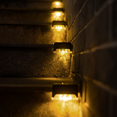 레나에너지 태양광 충전식 야외 계단 조명 4p, 블랙(외관), 전구색(조명)