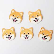 時尚亮點迷你刺繡布貼 笑眼柴犬 (30x30毫米), 5個, 微笑柴犬款