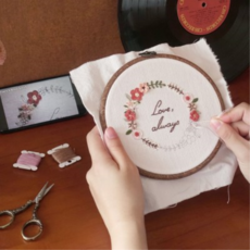 hobbyful Blanchuni 的 Flower Lease 法式刺繡課套件, 混色