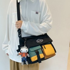 INFIOUS Epi 口袋斜背郵差包 + 娃娃鑰匙圈, 黑色