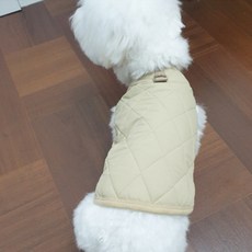 犬用可牽繩絎縫刷毛背心, 淺褐色的