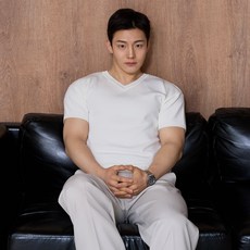 HCOOLNAM 男士寬肩效果肌肉版型冰涼感短袖V領針織T恤