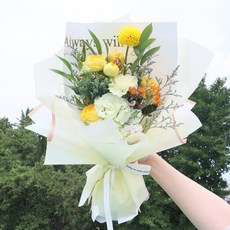 모리앤 어느 멋진 날 생화 꽃다발, 코랄옐로우