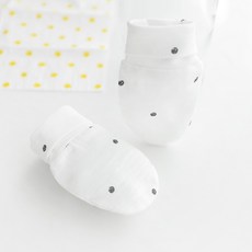 moms nature 新生兒用純棉防抓手套 雙手穿戴 緹花