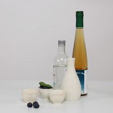 Moonsalt Pottery Golbaengi 瓶套組 象牙色, 1套, Tokuri +清酒杯3p