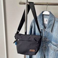 MissBaek 女性用尼龍束帶斜背包, 黑色