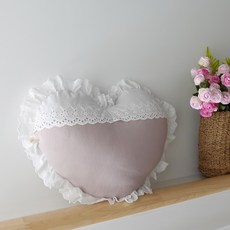 ANDCOTTON 牛奶蕾絲荷葉邊愛心抱枕 + 棉芯套組, 迷霧粉