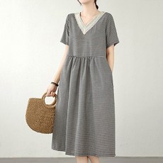Queenis 女款修身大尺碼蕾絲拼色V領長版連身裙
