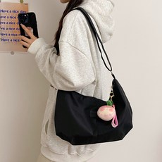 Elsso 桃子娃娃鑰匙圈 + 肩背斜揹包套組, 黑色(包)