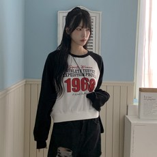 시크블랙 에브딜 라운드넥 배색 나그랑 레터링 스포티 맨투맨 cpt15621k47