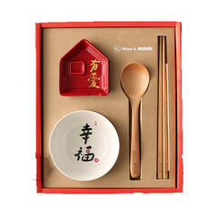 Mao's樂陶陶日日祝福 日日順心獨享禮盒, 手工貼花 紅色 + 白色 + 木頭色, 碗 + 醬油碟 + 筷子 + 湯匙 + 包裝盒, 1組