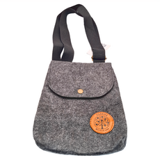 YASHIDA 羊毛氈簡約斜背包, 18 x 23 x 4cm, 灰黑色