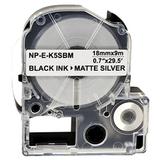 NEXTPAGE 台灣榮工 一般相容標籤帶 LK-5SBM 銀底黑字 18mm，適用LW-200KT/DK/BL等型號