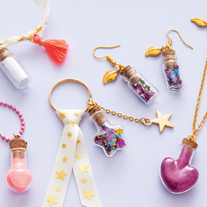 Janod 小小工作坊 迷你瓶手作飾品, 內含扣環、鍊條、連接環、金色項鍊和粉紅珠鍊、耳環、星星、糖果星星片等配件, J07907, 1本