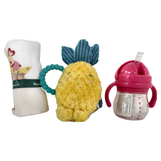 Qbibiya 富貴小禮盒，含美國 OxO tot 寶寶握吸管杯，美國 Mary Meyer 柔軟手搖鈴-甜蜜蜜鳳梨哥，Qbibiya 十層紗純棉萬用巾, 0歲以上, 桃紅B