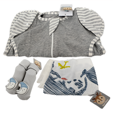 可莉鹿 嬰兒禮盒組 彈力棉質嬰兒蝴蝶型包巾 + 寶寶襪 + 紗布包巾, 灰色, 1盒