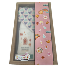 Qbibiya 平安小禮盒, 含 nac 防脹氣玻璃寬口平安奶瓶, Qbibiya 時尚吸水圍兜, Qbibiya 十層紗純棉萬用巾, 0歲以上, 混色