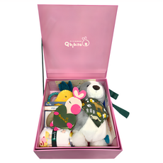 Qbibiya 大富大貴 祝福禮盒，含黑白卡、祝願卡片、十層紗純棉萬用巾..., 萬用巾25 x 40 cm、玩偶12.7 x 15.3 x 30.5 cm、圍兜:兩側長30公分，前領圍寬18公分、矽膠固齒器咬咬手套:約 5 x 9 cm