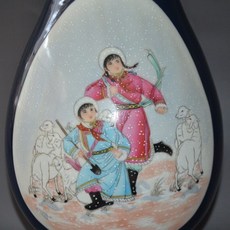 手繪粉彩草原英雄小姐妹花瓶, 如圖所示