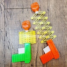 伸縮拳頭槍 懷舊童玩 趣味整人玩具 伸縮拳頭 拳頭玩具, 1個, 隨機
