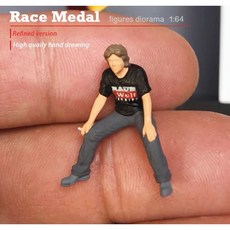 Race Medal 1:64 人偶模型 - 修理改裝廠場景 抽菸男 歌手 背包客 胖老闆 - 共15款, C款 坐在抽煙男（黑色）, 1個