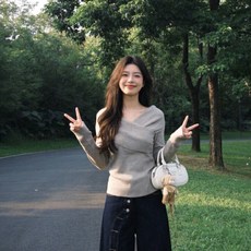 투니스 여성 슬림핏 언밸런스 브이넥 단색 긴소매 니트