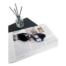 經典黑色太陽眼鏡，輕盈舒適，有效阻擋紫外線，百搭時尚配件