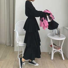 她敞開了波紋層次長洋裝