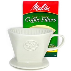 멜리타 필터가 있는 싱글 컵 세라믹 브루어 커피 메이커 위에 심플리 차밍 퍼그 커피를 붓습니다, White