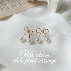 퓨어 리본 화이트 진주 귀걸이 (은침 실버 925)