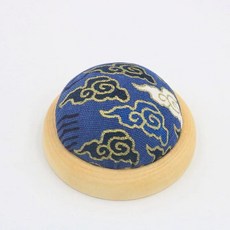 手工DIY十字繡工具刺繡日式和風紮針包，木底座針插布藝針墊，精緻手工藝必備, 祥雲深藍, 1個
