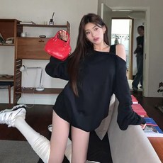 SAHINER 가을겨울 여성 언발 오프숄더 기모 맨투맨 루즈핏 데일리 긴팔티셔츠 LWAWY58